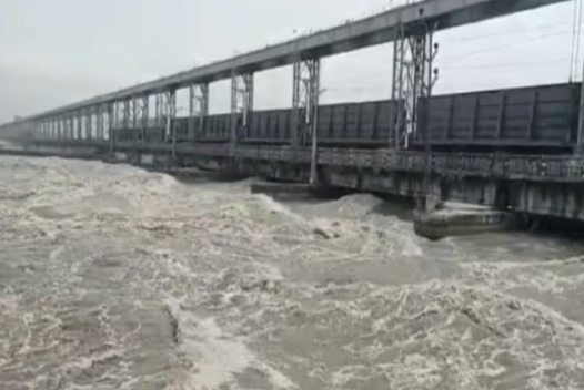 नेपाल ने भारी मात्रा में छोड़ा पानी बिहार के कई जिलों में बाढ़ की स्थिति