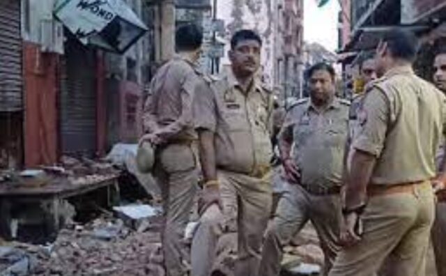 मथुरा में इमारत का छज्जा गिरने से 5 लोगों की मौत