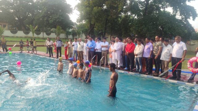 विधायक सरयू राय ने सिदगोड़ा टाऊन हॉल परिसर में स्विमिंग पूल का किया उद्घाटन