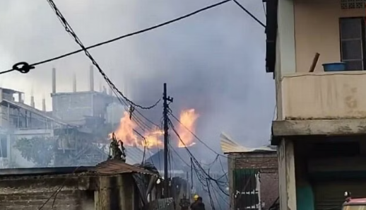 मणिपुर में फिर हिंसा भड़की,
दो दिनों में करीब चार लोगों की हत्या कर दी गयी है,
हमले में मैतेई समुदाय के तीन लोगों की हत्या कर दी गई,
कुकी समुदाय के लोगों के घरों में आग लगा दी गई है,
कई जगहों पर हुई फायरिंग,
ड्रोन से भी हो रहा हमला