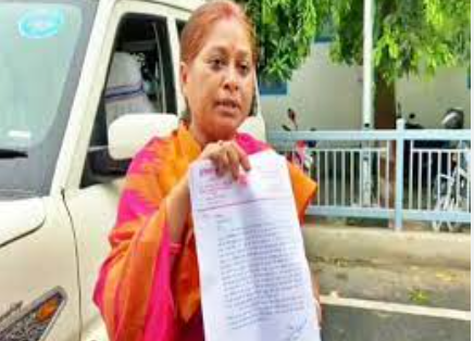 विधायक बोली- गुंडे हैं पटना के सरकारी अस्पतालों के डॉक्टर
शिकायत बिहार के डिप्टी सीएम और स्वास्थ्य मंत्री तेजस्वी यादव से की
अपने क्षेत्र के मरीज को देखने गईं थी पीएमसीएच
सीधी जुबान बात तक नहीं करते डॉक्टर और नर्स
वे बदतमीजी करते हैं