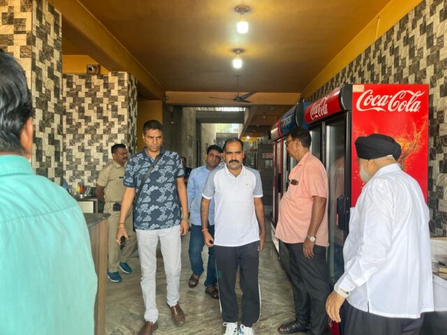 धनबाद के गोविंदपुर के खालसा होटल में बमबाजी