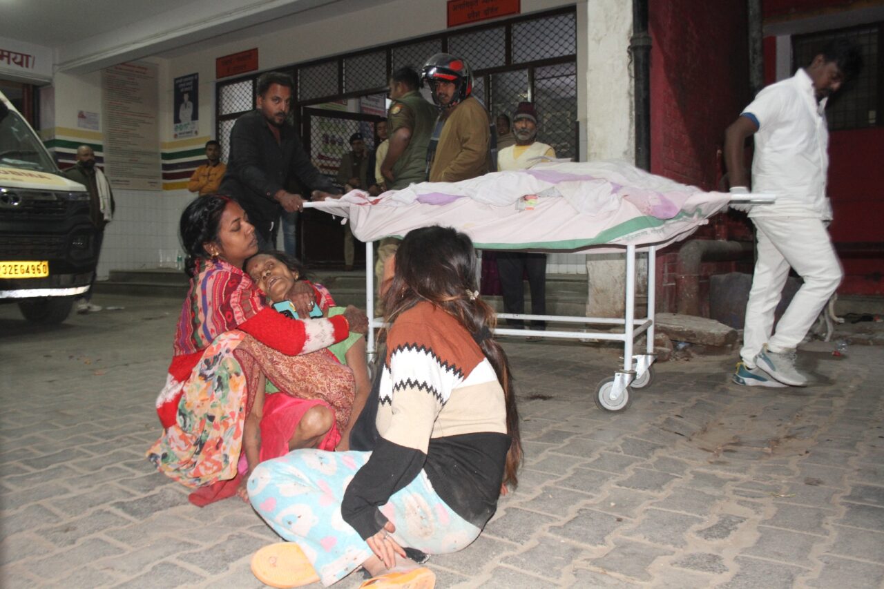 मोहद्दीपुर सड़क दुर्घटना : जिला अस्पताल में बिलाप करते परिवारीजन। 