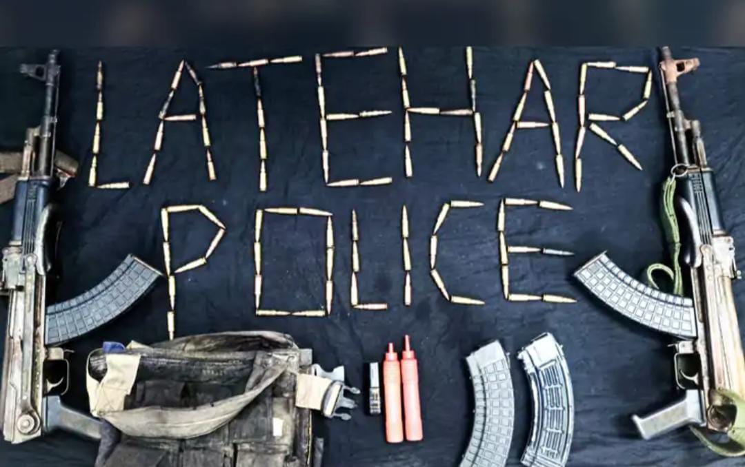 भाकपा उग्रवादी चंद्रदेव दो एके-47 राइफल, चार एके-47 राइफल मैगजीन और 91 चक्र जिंदा कारतूस बरामद हुआ।