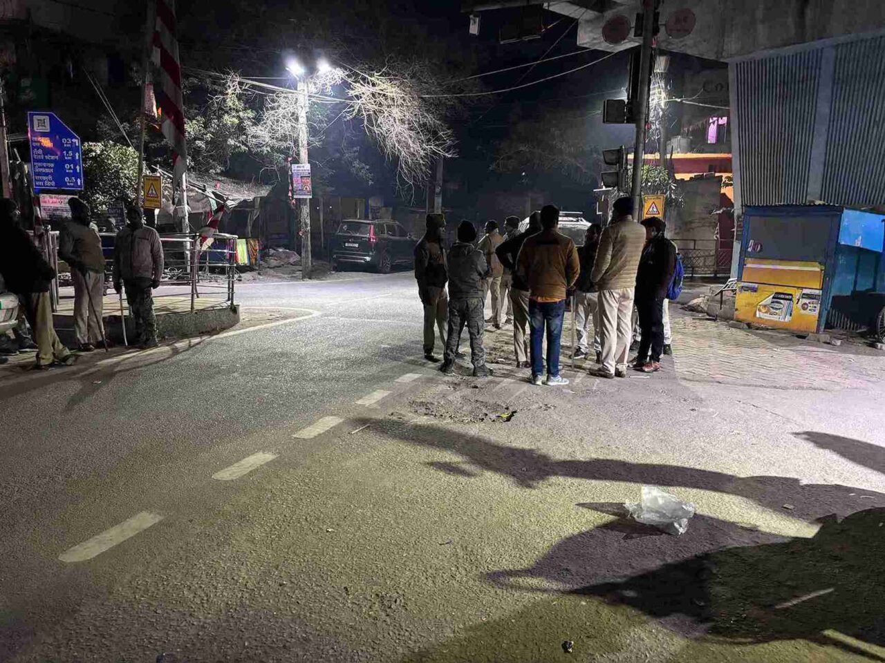 होटल के बाहर पुलिस बल मौजूद है।