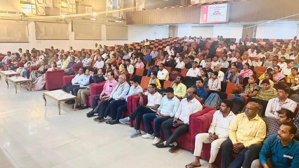 DDU: गायन, नाटक एवं भाषण से सुसज्जित 'सतरंग' ने मोहा शिक्षकों एवं विद्यार्थियों का मन