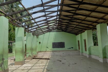 ओडिशा : शव रखने के लिए इस्तेमाल स्कूल की पुरानी इमारत को गिराने का काम शुरू, ज़ुर्म, School demolition »