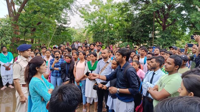 कोल्हान विश्वविद्यालय के सामने प्रदर्शन करते छात्र