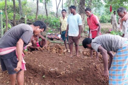 झारखंड में कब्र से निकाला गया पहाड़िया किशोरी का शव, मृतका के पिता ने बताया कि स्कूल प्रबंधन ने उन्हें बेटी के बीमार होने की बात कही,