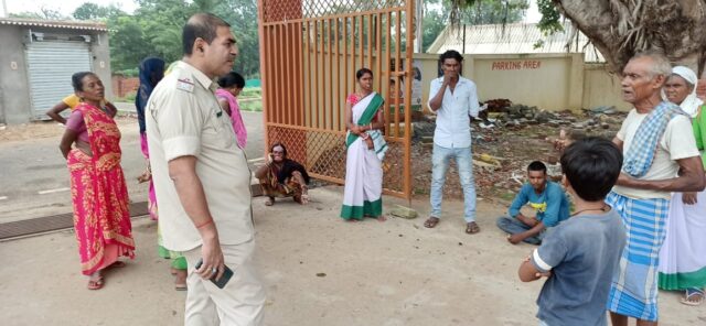 झारखंड के दुमका में सनसनीखेज वारदात, पति ने पत्नी को चाकू मारकर की हत्या, खुद को किया गंभीर रूप से घायल, आपसी कलह का नतीजा, मामले की जांच में जुटी पुलिस, आरोपी ने सगे-संबंधियों पर लगाया हत्या का आरोप, ससुर ने कहा - दामाद ने ही की हत्या