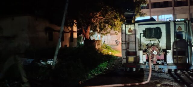 विशेष शाखा के कार्यालय में खड़ी तीन मोटरसाइकिलों में अराजक तत्वों ने लगायी आग,
आग लगने का कारण पता नहीं चल पाया है,
घटनास्थल के पास माचिस की तीली पायी गयी है,
सदर थाने की पुलिस ने अग्निशमन विभाग को सूचित किया