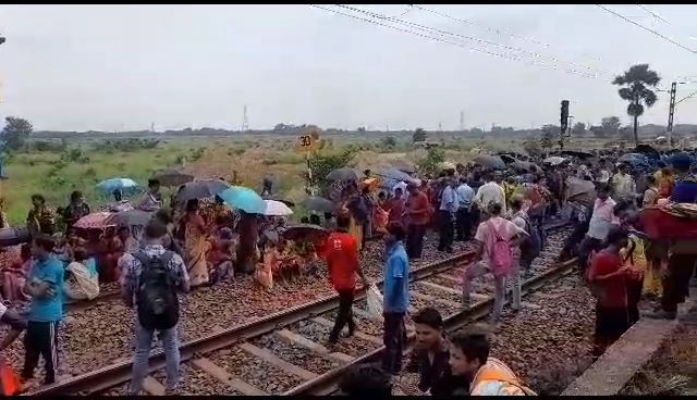 चक्रधरपुर मंडल के सरायकेला खरसावां जिले में रेल चक्का जाम