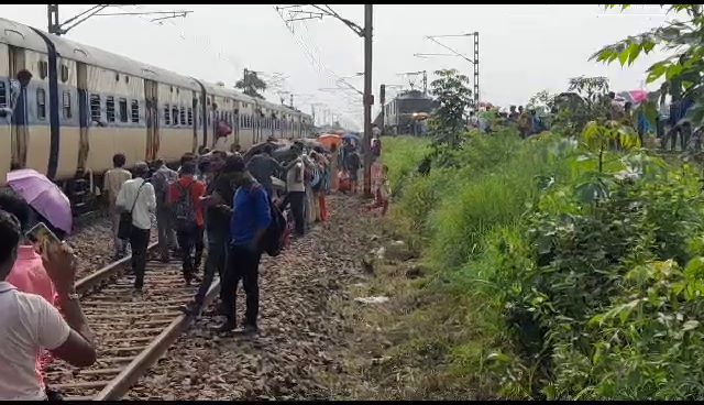 चक्रधरपुर मंडल के सरायकेला खरसावां जिले में रेल चक्का जाम