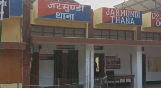 झारखंड के दुमका में सनसनीखेज वारदात,
पति ने पत्नी को चाकू मारकर की हत्या,
खुद को किया गंभीर रूप से घायल,
आपसी कलह का नतीजा,
मामले की जांच में जुटी पुलिस,