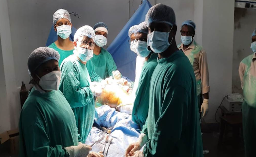 एमजीएम में हाइडेटिड सिस्ट की हुई सफल सर्जरी, एमजीएम में आयुष्मान योजना के तहत लगातार बड़ी-बड़ी सर्जरी हो रही है, एमजीएम में दूसरी बार इस तरह की सफल सर्जरी हुई है, आयुष्मान योजना के तहत निःशुल्क हुई सर्जरी, आयुष्मान योजना गरीब मरीजों के लिए वरदान साबित हो रही है,
पठान अली पिछले तीन माह से असहनीय पेट दर्द से परेशान था