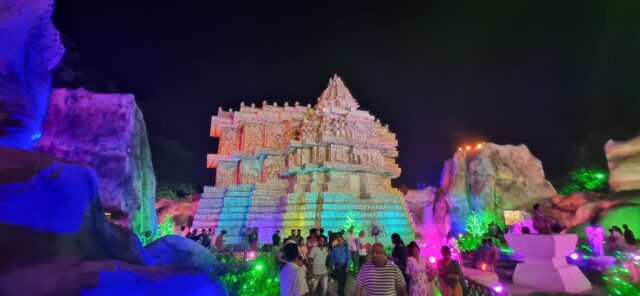 शहर के सबसे बड़े दुर्गा पूजा पंडाल का हुआ उद्घाटन