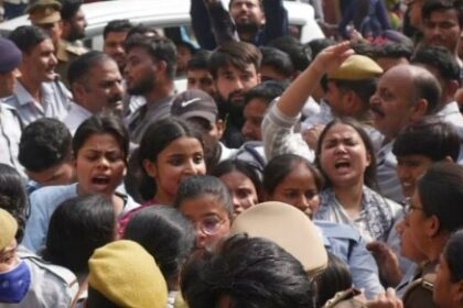 BHU में छात्र संगठनों के दो गुटों में झड़प के बाद बवाल