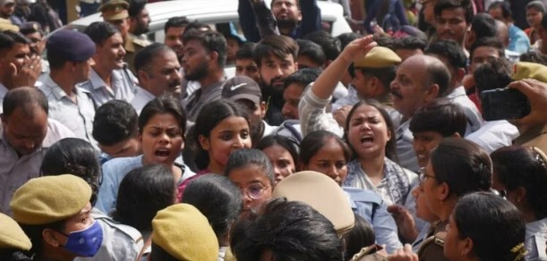 BHU में छात्र संगठनों के दो गुटों में झड़प के बाद बवाल
