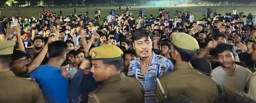  कैंपस में बंदूक दिखाकर उतरवाए कपड़े बनाया वीडियो