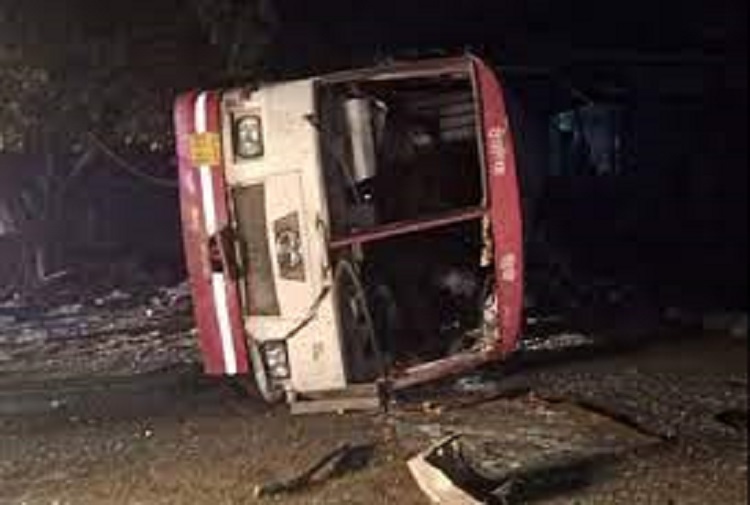 गोरखपुर कुशीनगर हाईवे पर बड़ा सड़क हादसा, ट्रक ने बस को पीछे से मारी टक्कर 6 की मौत, 30 से अधिक घायल, ज़ुर्म, गोरखपुर »