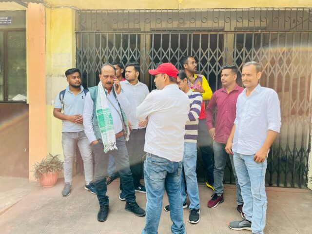छात्राें ने प्रिंसिपल काे कार्यालय से बाहर निकाल की तालाबंदी