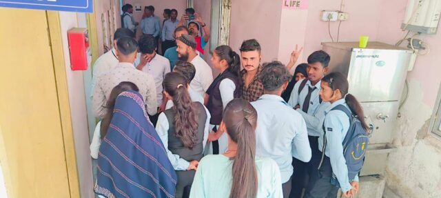 अधिकतर छात्र हुए प्रमाेट जमकर हुआ हंगामा