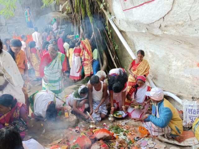 लुगू बाबा के पूजन-दर्शन को जुटे दो लाख संथाली श्रद्धालु