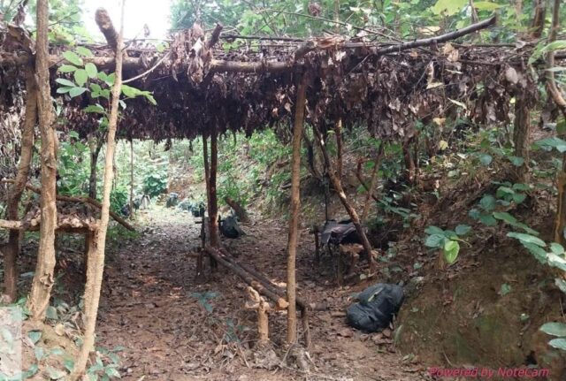 सुरक्षाबलों ने नक्सलियों के तीन बंकर किये ध्वस्त, एक आइइडी बम बरामद
