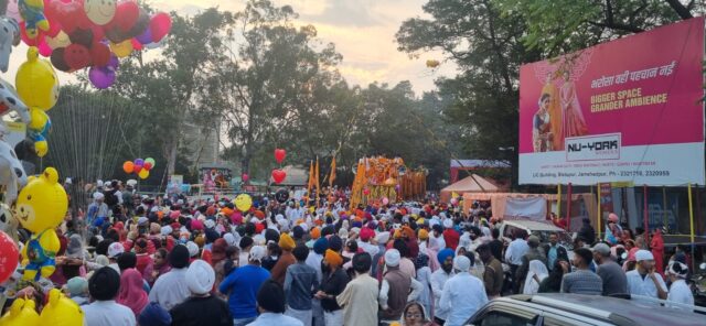 गुरूनानक देवी जी के प्रकाशाेत्सव पर निकली भव्य शाेभायात्रा