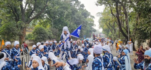 गुरूनानक देवी जी के प्रकाशाेत्सव पर निकली भव्य शाेभायात्रा