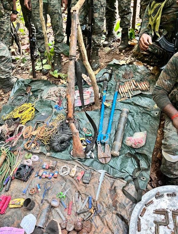 गोइलकेरा के जंगल में छत्तीसगढ़ के नक्सली समेत तीन को सुरक्षाबलों ने दबोचा, ज़ुर्म, Chhattisgarh Naxalites, Chhattisgarh Naxalites News »