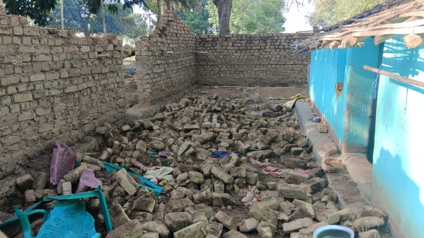 झारखंड के पश्चिम सिंहभूम में बड़ी घटना: निर्माणाधीन दीवार गिरने से दो बच्चों की मौत, चार घायल, ज़ुर्म, Major Incident in jharkhand, West Singhbhum »