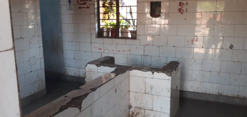 जमशेदपुर में 500 लोगों पर एक शौचालय, उसकी भी हालत ख़राब : नीरज सिंह, शिक्षा, Toilet Condition in Jamshedpur »