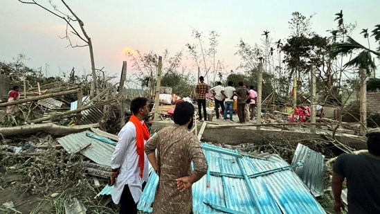 पश्चिम बंगाल समेत पूर्वोत्तर राज्यों में चक्रवात से तबाही, 4 की मौत, कई लोग घायल, विविध, West Bengal Storm »