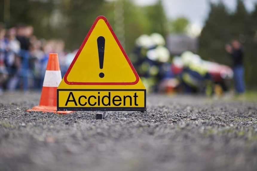 रांची में ट्रक से टकराई ऑटो, छठ पर अर्घ्य देने जा रहे 3 मरे, ज़ुर्म, jharkhand, Ranchi, road accident, Tractor hits Pickup Van »