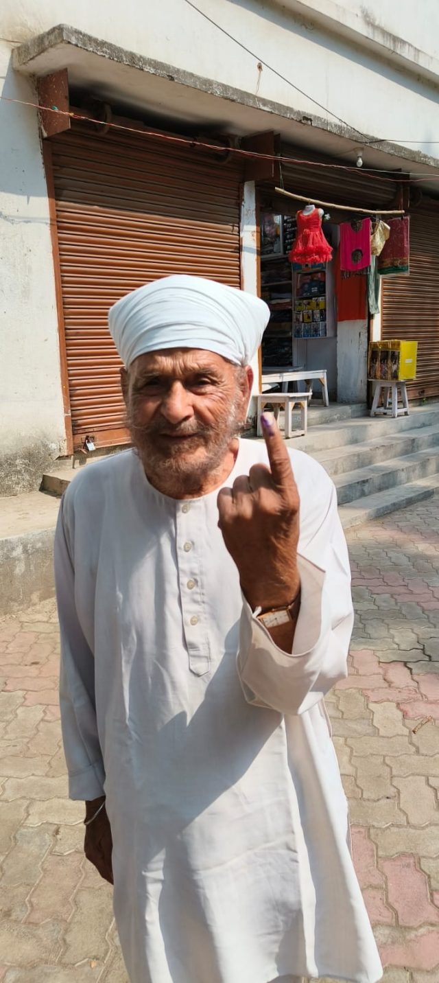 सामुदायिक भवन, नई मोहल्ला में मतदान संख्या 204 में मतदान करने के बाद पूर्व स्पीकर इंदर सिंह नामधारी