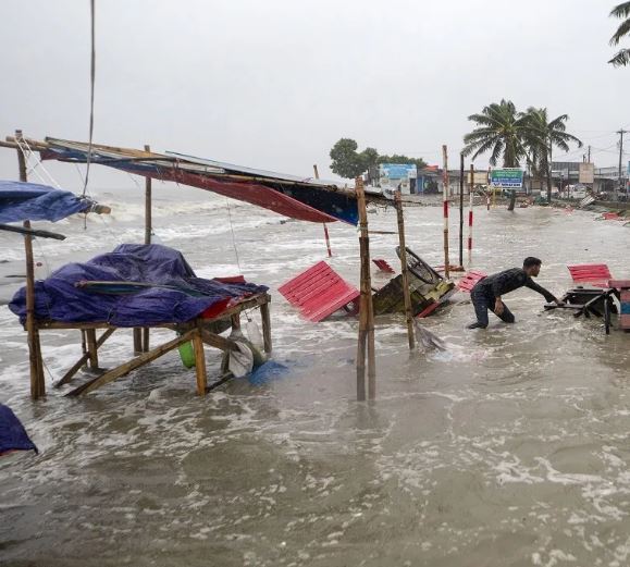 Remal Hits Bangladesh Coast