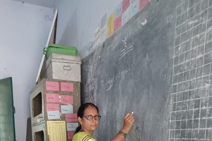 चप्पल से मारने संबंधी वायरल वीडियो के मामले ने पकड़ा तूल, सम्मान के लिए नंगे पैर पहुंचे शिक्षक, राजनीति, Teacher reached school barefoot »