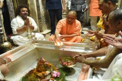 CM Yogi Adityanath : यूपी के सीएम योगी आदित्यनाथ ने काशी विश्वनाथ मंदिर में किया भगवान शिव का जलाभिषेक, ज़ुर्म, CM Yogi Adityanath in Varanasi »