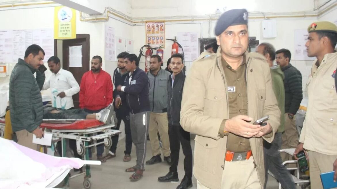 मोहद्दीपुर सड़क दुर्घटना के बाद जिला अस्पताल पहुंच पुलिस ने जानकारी ली।