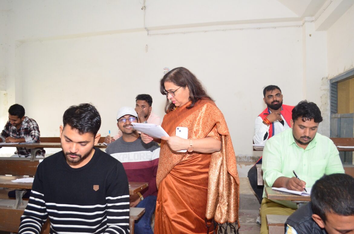 परीक्षा के दौरान निरीक्षण करतीं गोरखपुर विश्वविद्यालय की कुलपति प्रो. पूनम टंडन