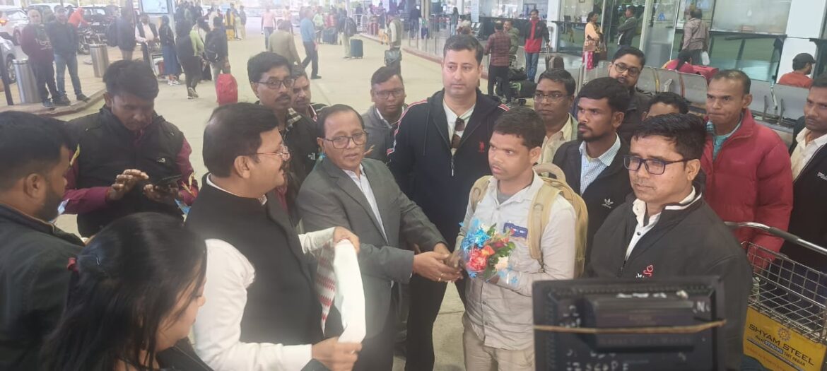 कैमरून में फंसे राज्य के 47 प्रवासी श्रमिकों में से 11 श्रमिकों की रविवार को सुरक्षित वापसी हो गई है।
