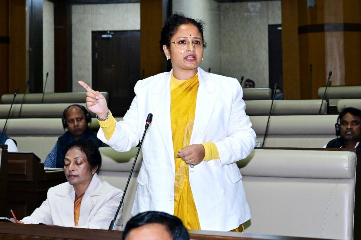 Kalpana Soren consoling Bharat Kapoor’s grieving family in Jharkhand village