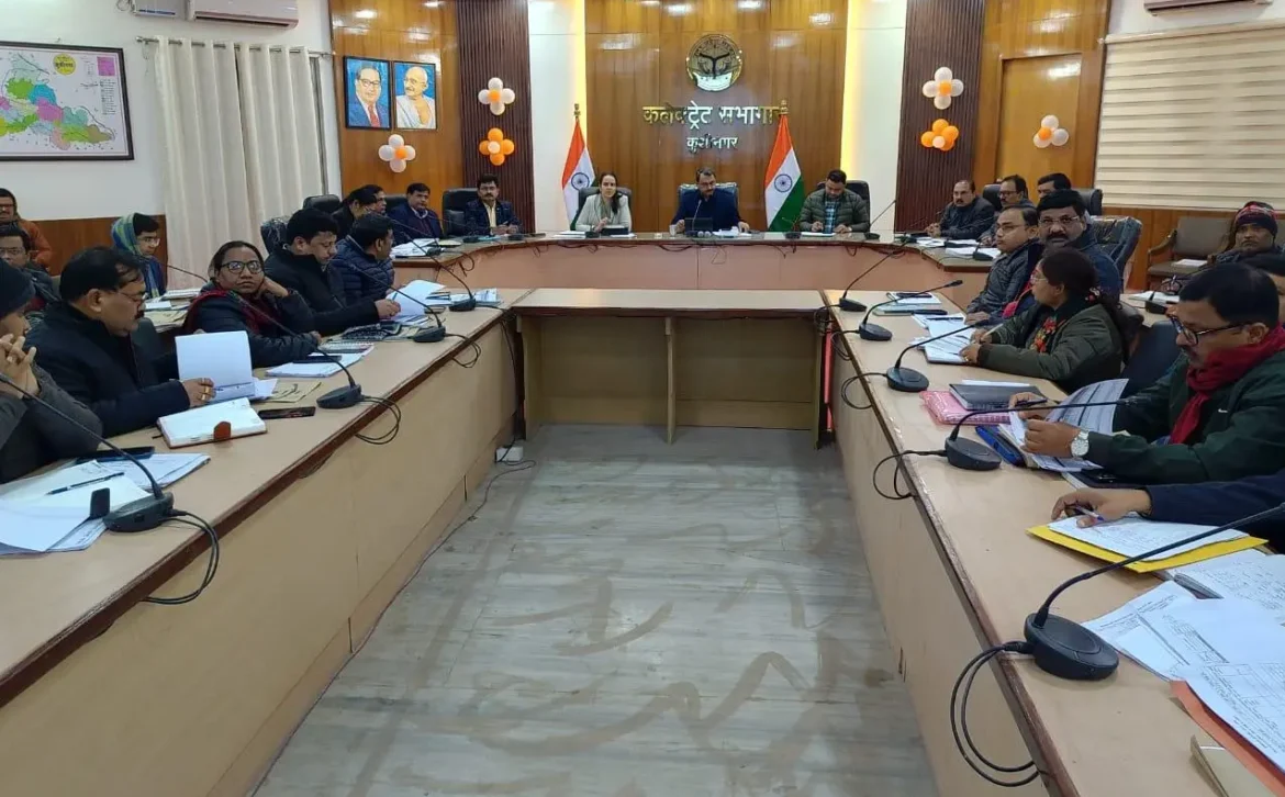 Kushinagar News : फैमिली आईडी बनाने की धीमी गति से डीएम नाराज