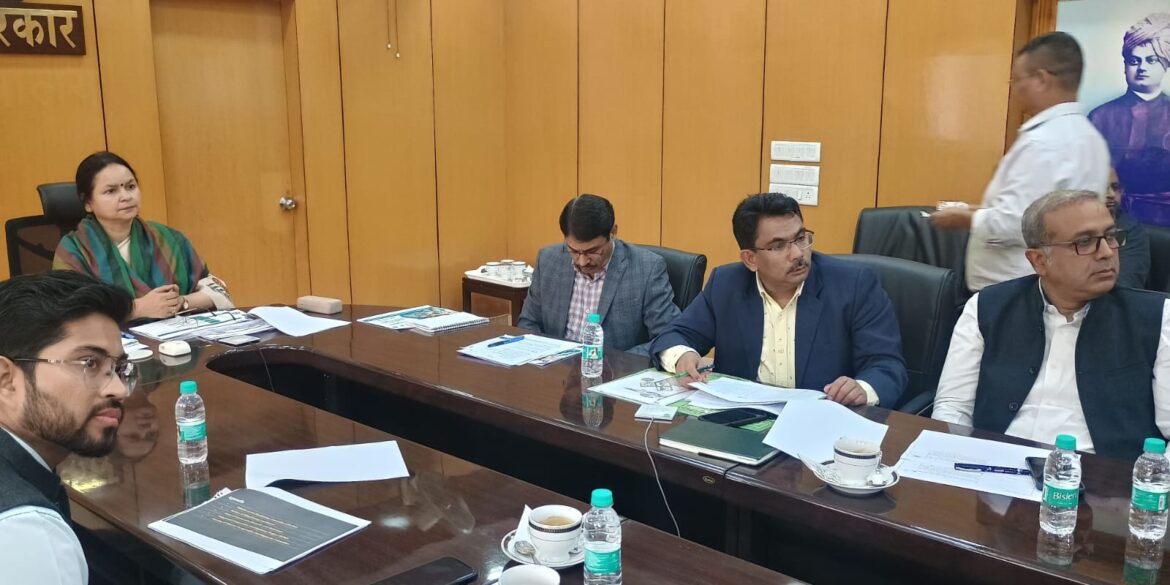 CHIEF SECRETARY: जिला स्तर पर चल रही विभिन्न योजनाओं की मुख्य सचिव ने की समीक्षा, फिर दिया ये निर्देश