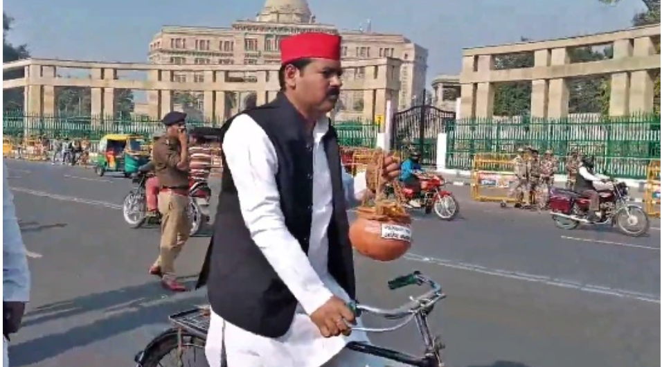 UP Assembly Budget Session: सपा का हंगामेदार विरोध, अस्थि कलश लेकर पहुंचे नेता, महाकुंभ और धांधली पर सरकार को घेरने की तैयारी