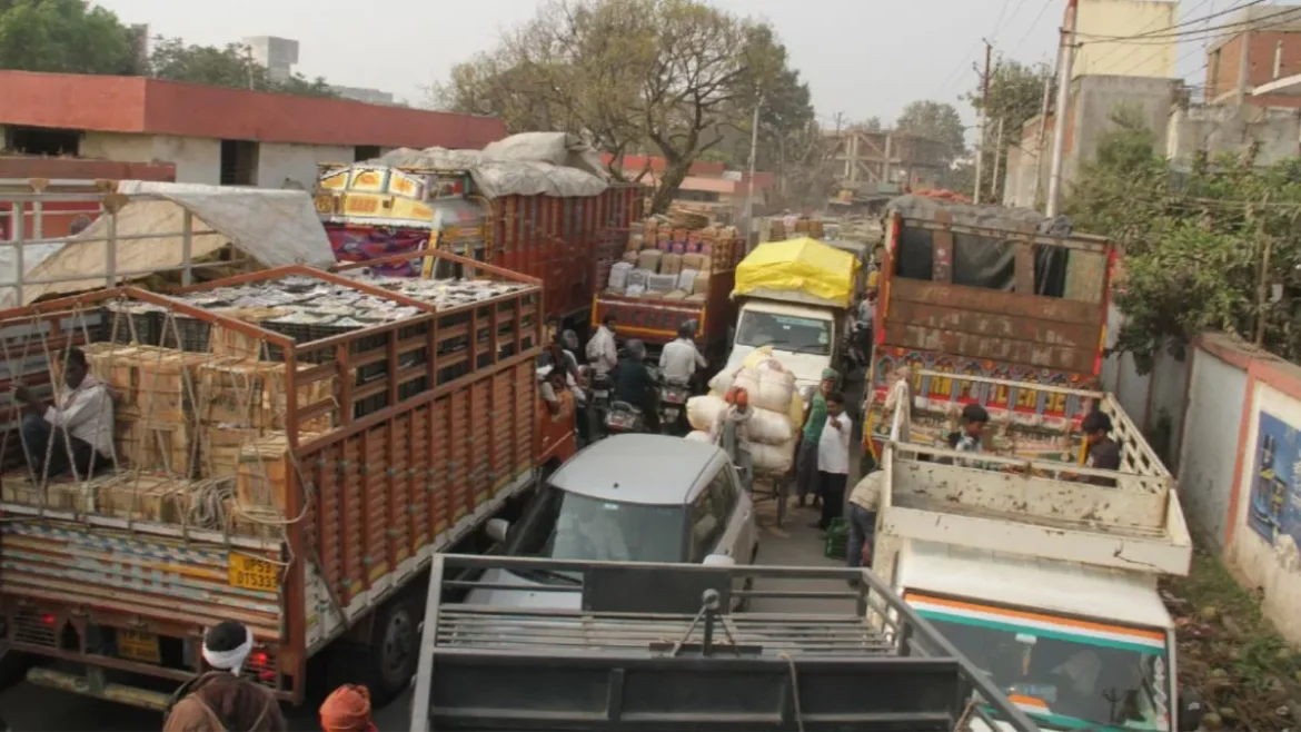 Gorakhpur: फल-सब्जी विक्रेताओं के लिए नए लाइसेंस पर लगी रोक, जाम से निपटने के लिए प्रशासन का कदम