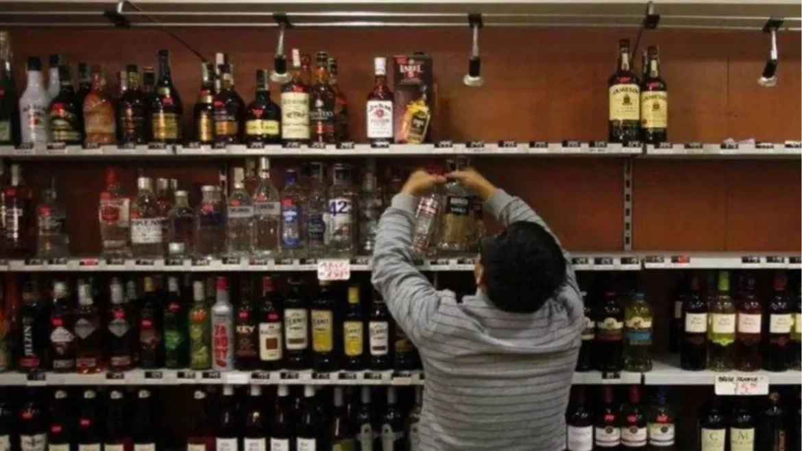 Liquor shop license: लाइसेंस फीस से अधिक आमदनी, आबकारी विभाग ने तोड़ डाले सारे रिकॉर्ड