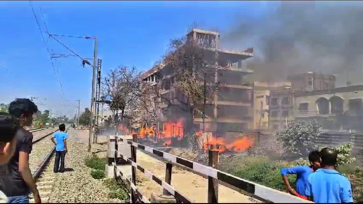 मुजफ्फरपुर में सिलेंडर विस्फोट से आग, रेलवे ट्रैक किनारे बस्ती में तबाही, कई झोपड़ियां जलकर राख