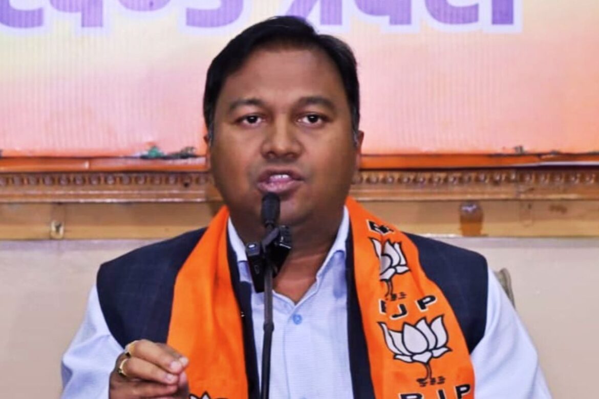 HEALTH INSURANCE: स्वास्थ्य बीमा योजना पर बीजेपी प्रवक्ता अजय साह का हमला, जानें सरकार को क्या दी सलाह